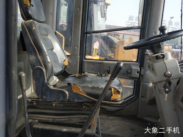 龙工 LG833B 装载机
