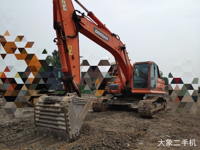 斗山 DX260LC 挖掘机