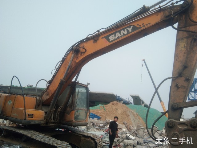 三一重工 SY215C 挖掘机