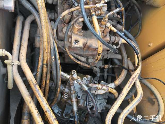 现代 R130LC-5 挖掘机