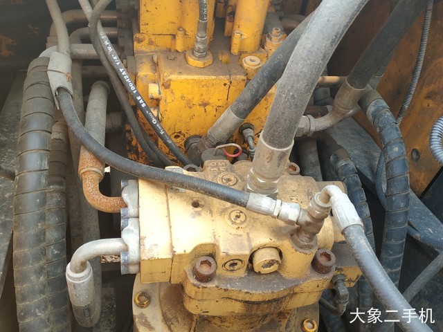 现代 R215-7 挖掘机