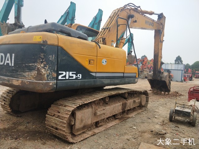 现代 R215-9 挖掘机