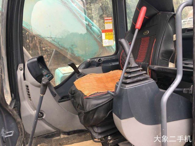 神钢 SK270D-8 挖掘机