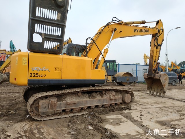 现代 R225LC-7 挖掘机