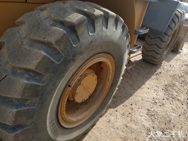 龙工 LG833B 装载机