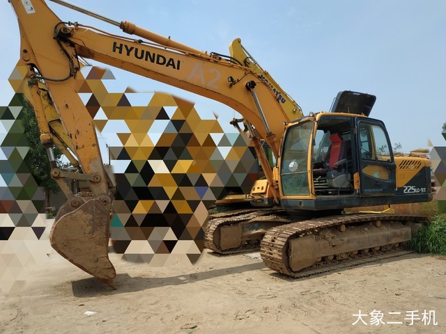 现代 R225LC-9 挖掘机