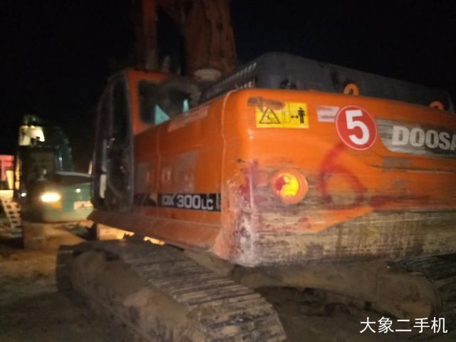 斗山 DX260LC 挖掘机