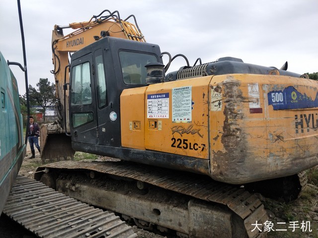 现代 R225LC-7 挖掘机