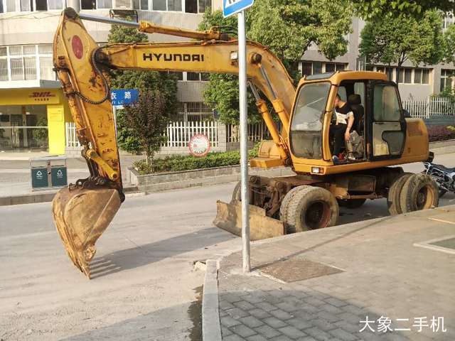 现代 R130LC-5 挖掘机