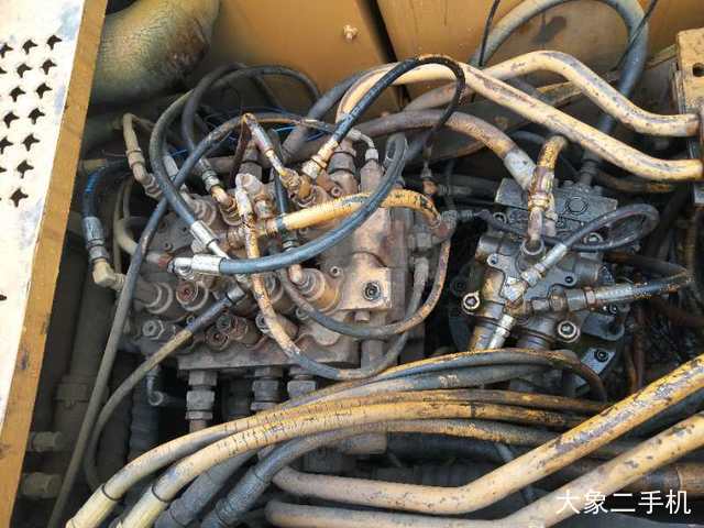 现代 R130LC-5 挖掘机