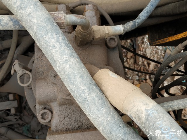 现代 R215-7C 挖掘机