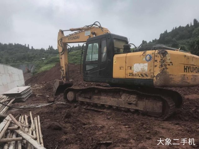 现代 R225LC-7 挖掘机