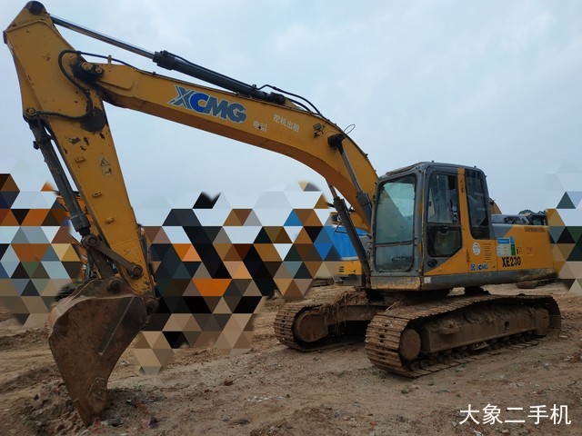 徐工 XE215C 挖掘机