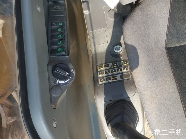 山东临工 LG6135E 挖掘机