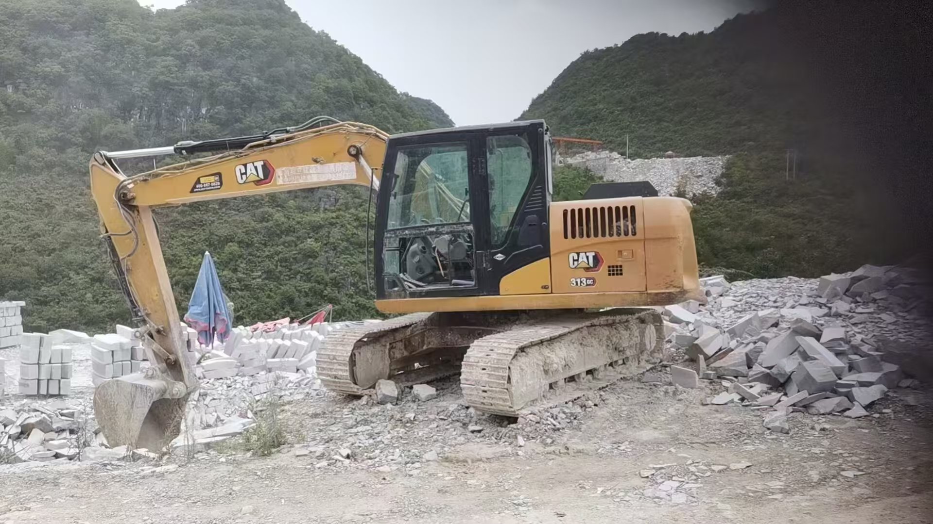 Caterpillar 313D2GC photo