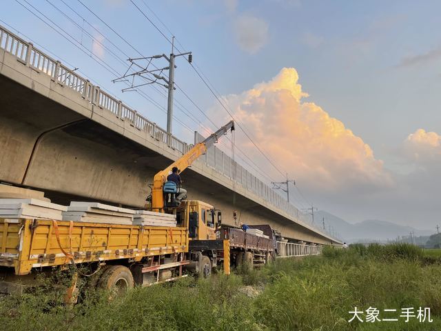 江南专汽 JX1060TSG23(江铃) 起重机
