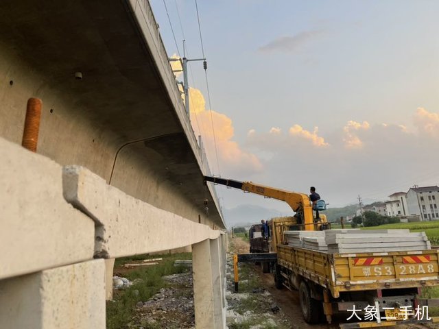 江南专汽 JX1060TSG23(江铃) 起重机