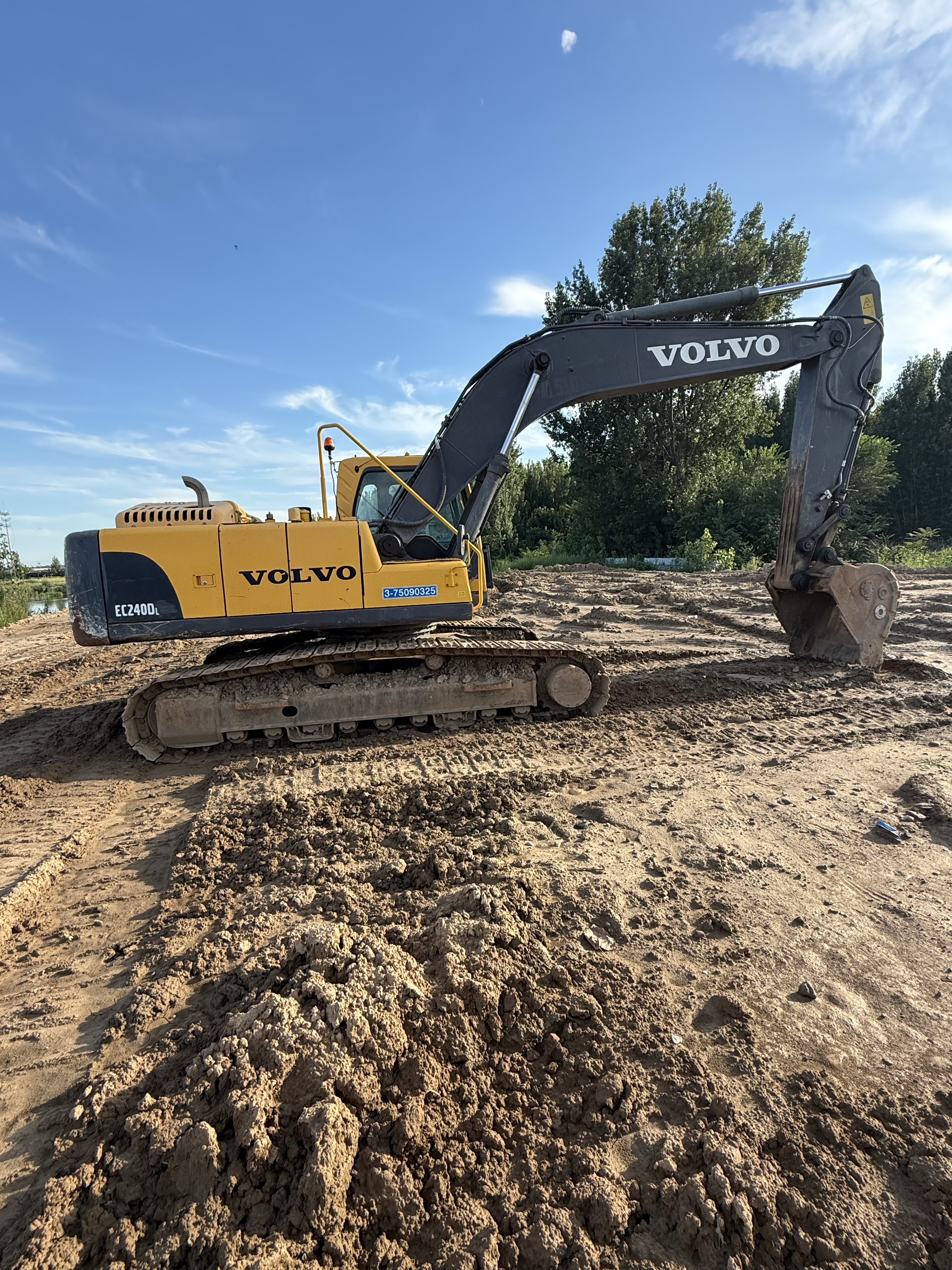 Volvo EC240B photo