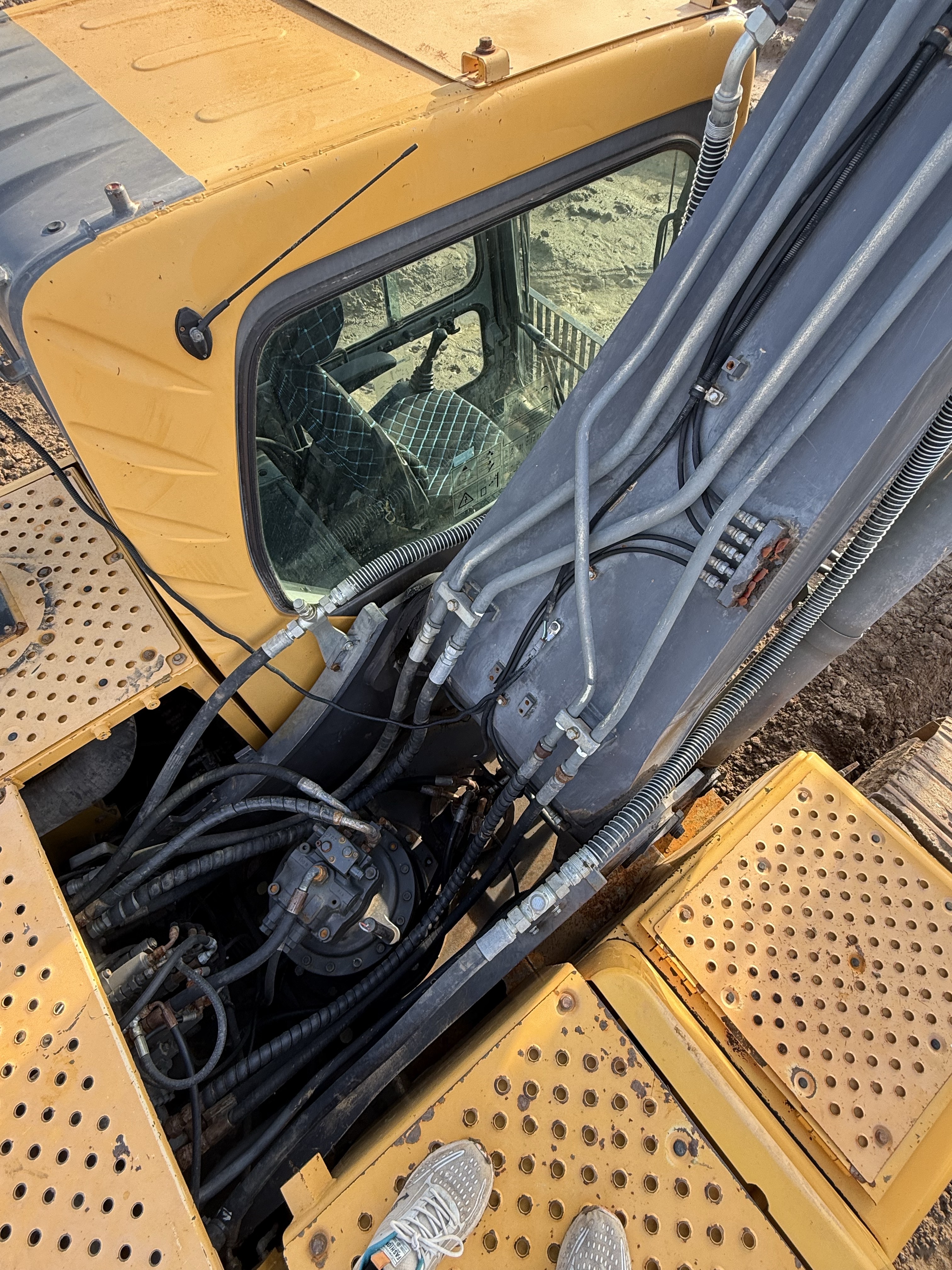 Volvo EC240B photo