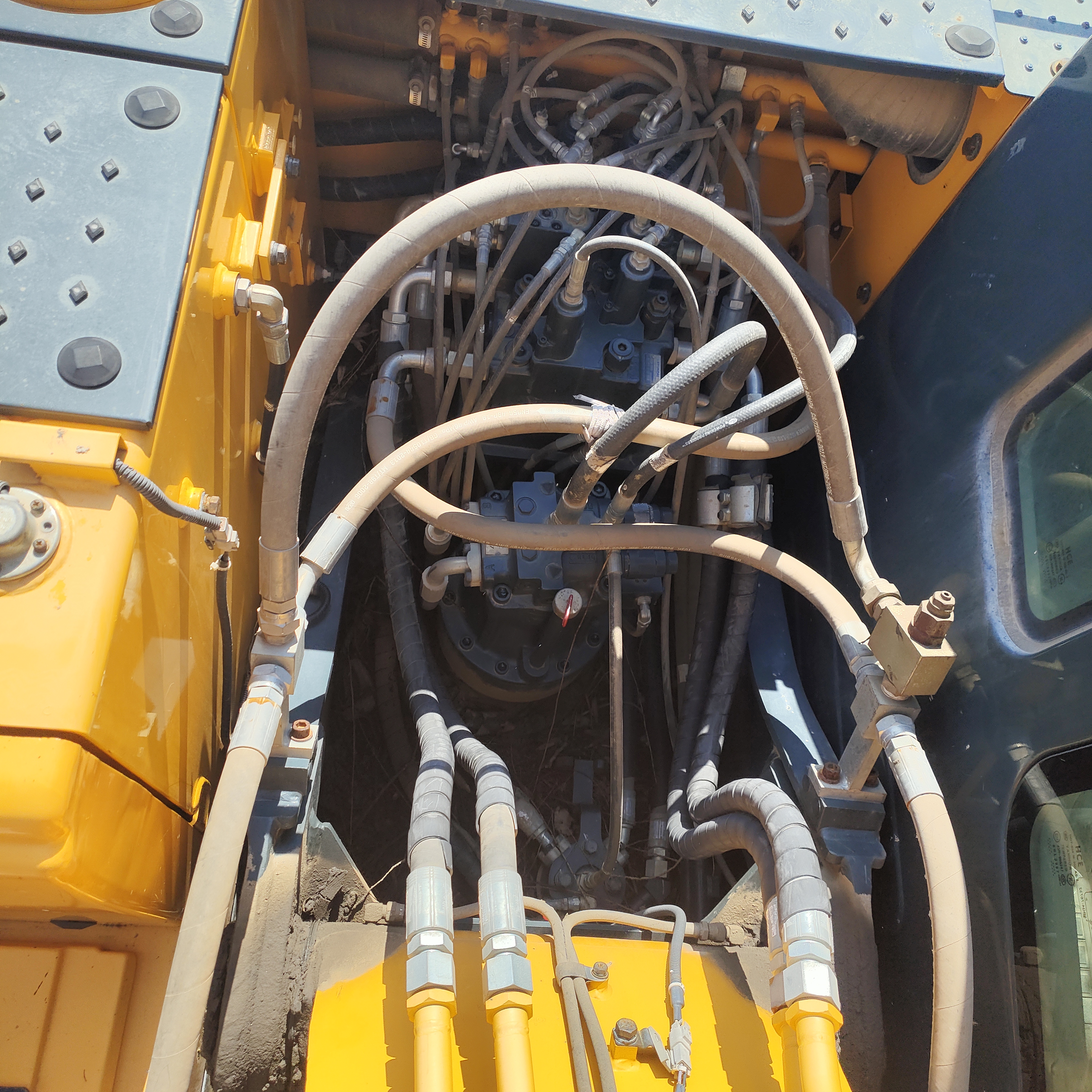 Hyundai R130VS photo